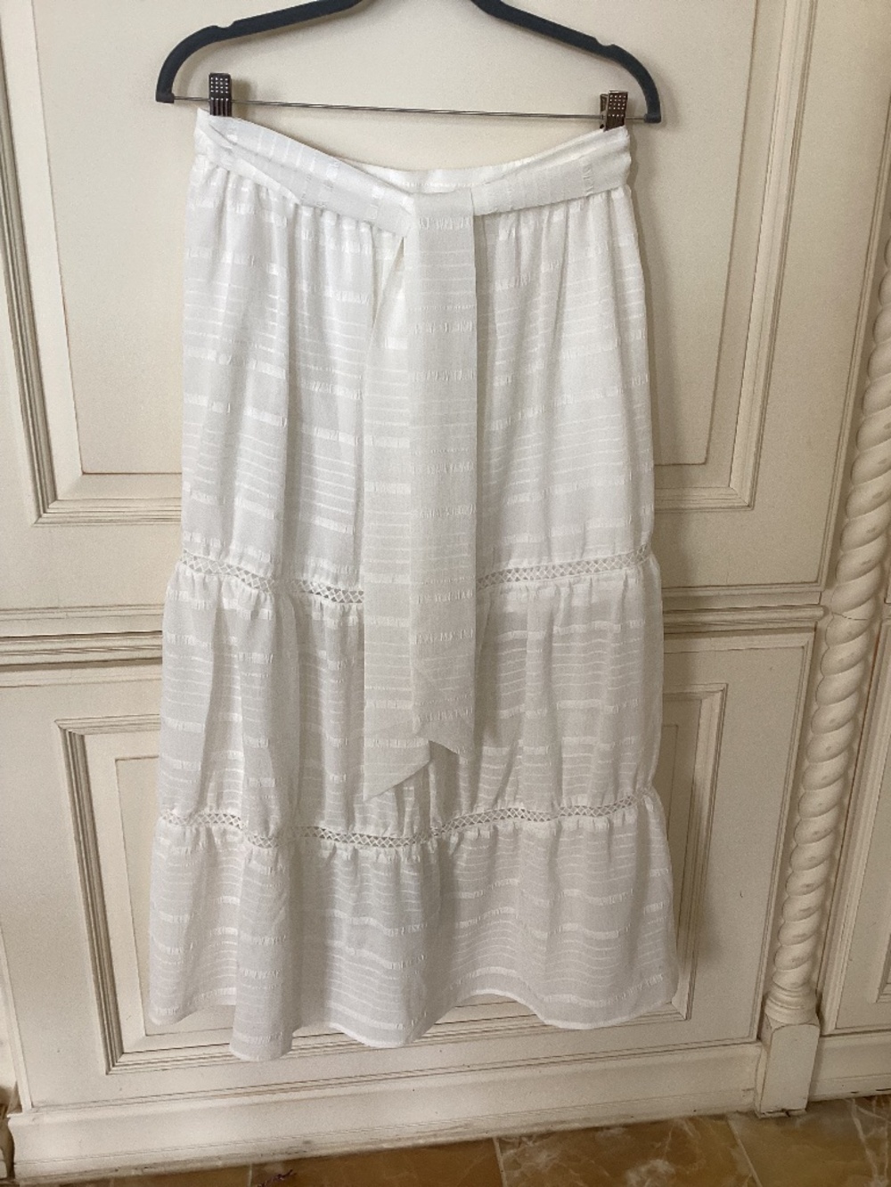 ENDLESS ROSE - WHITE MAXI RUFFLED  SKIRT - SIZE M